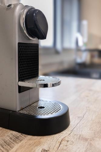 - une machine installée au-dessus d'un parquet dans l'établissement Appartement Victoria, à Tournefeuille