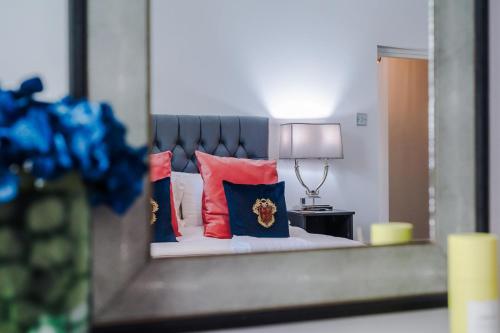 Cama o camas de una habitación en Rare Find - Gated 2 bed apt, close to Parks, secure carpark sleeps 4