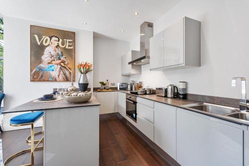 Una cocina o zona de cocina en Rare Find - Gated 2 bed apt, close to Parks, secure carpark sleeps 4