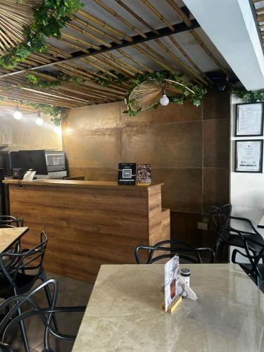 a restaurant with a counter and tables and chairs at TORRE EJECUTIVA Hotel in Pereira