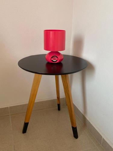 a red lamp sitting on top of a table at CASASANTA Fe cercalberca Wifi in Alpuyeca