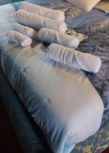 a group of white pillows on a bed at Alloggio turistico Giulia in Albano Laziale