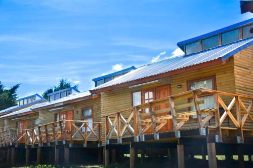 库拉考廷Centro turístico malalcahuello ltda的一座带金属屋顶的大型木制房屋