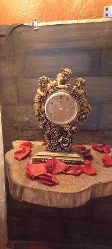a clock sitting on top of a wooden table at Boresta House -Santa Elena con vista al Bosque y terraza privada in Medellín