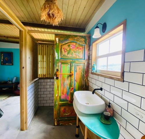 Ένα μπάνιο στο The WildSide Aruba Caribbean Cabanas