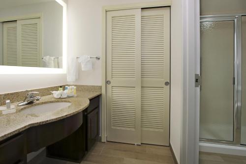 Uma casa de banho em Homewood Suites by Hilton Fort Lauderdale Airport-Cruise Port