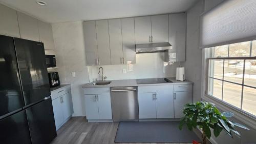 Кухня или мини-кухня в 3 Bedroom Renovated Model House
