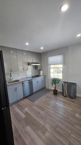 Кухня или мини-кухня в 3 Bedroom Renovated Model House
