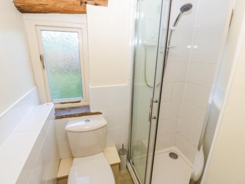キースリーにあるThe Annexeのトイレとガラスのシャワー付きのバスルーム