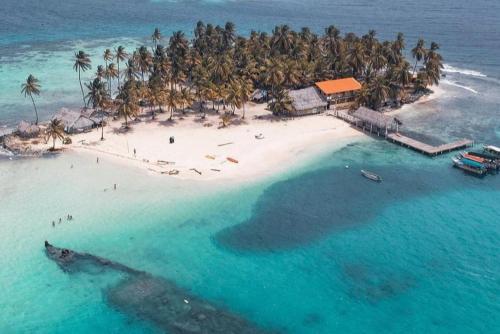 an aerial view of a beach with palm trees at Isla del barco hundido habitacion privada en San blas in Niatupo