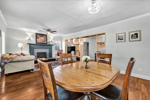 a dining room with a table and a living room at University Place, family stay, practically on JBU campus in Siloam Springs
