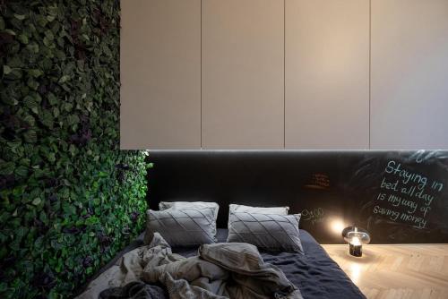 Un dormitorio con una cama con una pared verde. en The sunset terrace, en Koliba