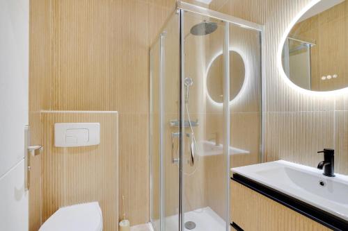 une salle de bain avec une douche, des toilettes et un lavabo dans l'établissement Charmant Studio Aubervilliers, à Aubervilliers