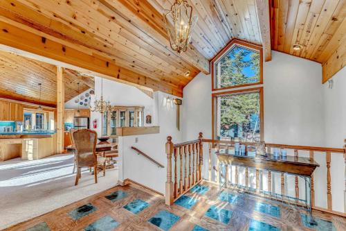 sala de estar con techo de madera y escalera en Spacious Tahoe City Home with Foosball and Lake Views, en Tahoe City