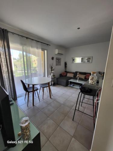 un salon avec une table et un canapé dans l'établissement T3 Vue mer bord de mer, à Albitreccia