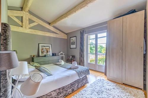サン・カナにあるCharming Provence Retreat with Heated Pool and Jacuzziのベッドと大きな窓のある寝室