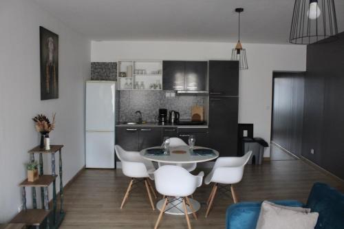 une cuisine et un salon avec une table et des chaises dans l'établissement Appartement Béthune Proche Gare, à Béthune