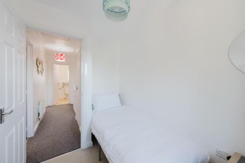 Ένα ή περισσότερα κρεβάτια σε δωμάτιο στο Spacious 3-Bed Family Home in Grantham, Free Parking, Garden