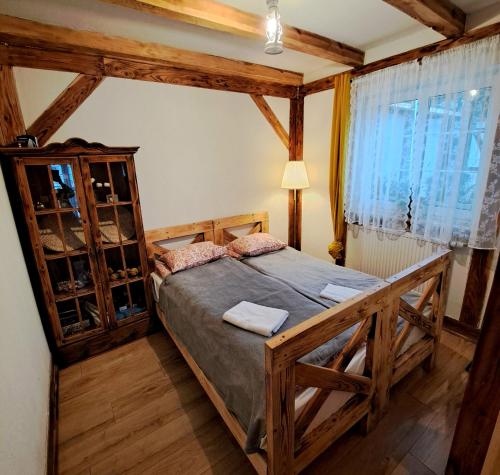 Ένα ή περισσότερα κρεβάτια σε δωμάτιο στο RUMIANA CHATA w Kaszubskiej Wenecji