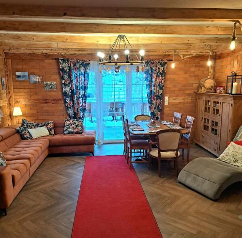 Χώρος καθιστικού στο RUMIANA CHATA w Kaszubskiej Wenecji