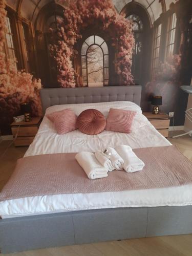 Ένα ή περισσότερα κρεβάτια σε δωμάτιο στο Apartament Tatarska Róża