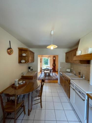 une cuisine avec une table et une salle à manger dans l'établissement Le temps des gabariers, à Monceaux-sur-Dordogne