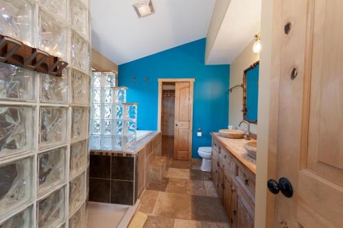 Ένα μπάνιο στο 432 Hermosa Acres Drive