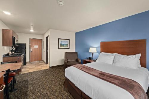 Postel nebo postele na pokoji v ubytování MainStay Suites Spokane Valley