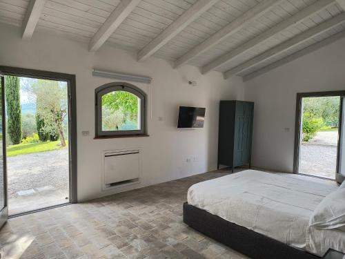 A bed or beds in a room at Relais Casale Valigi