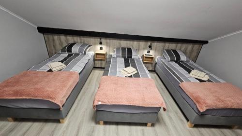 Ein Bett oder Betten in einem Zimmer der Unterkunft Zajazd Wernyhora