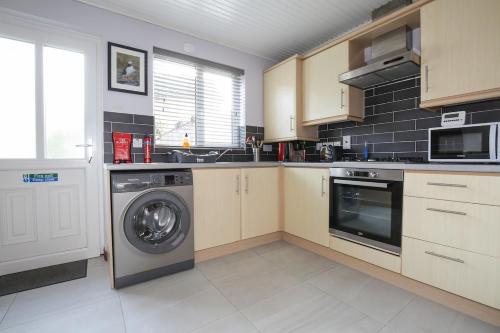 a kitchen with a washer and a dishwasher at The Redburn in Belfast