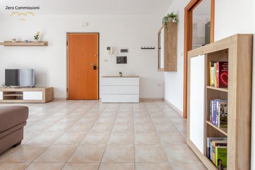 TV a/nebo společenská místnost v ubytování Casa Pandolfi, appartamento 90mq con posto auto e aria condizionata