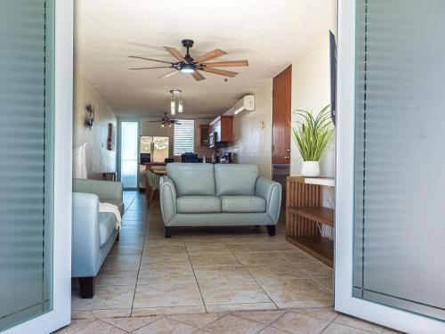 Χώρος καθιστικού στο Spacious Condo with Pool 7 Minutes from the Beach