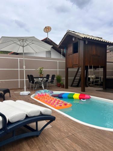 Hồ bơi trong/gần Casa de Praia em PONTA DAS CANAS, FLORIANÓPOLIS