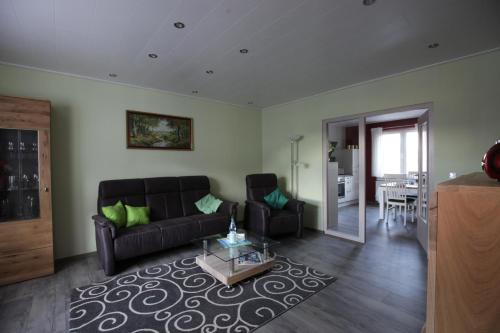 a living room with a couch and a table at Ferienwohnung Zeitraum in Odershausen