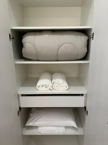 a closet with two pillows and a pillow at Amplio departamento en Asunción in Asunción