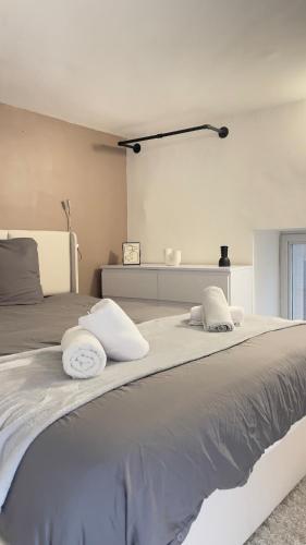 - un grand lit avec 2 oreillers blancs dans l'établissement L'Elégant - Centre De Vienne, à Vienne