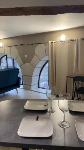 - une table avec deux verres à vin en haut dans l'établissement L'Elégant - Centre De Vienne, à Vienne