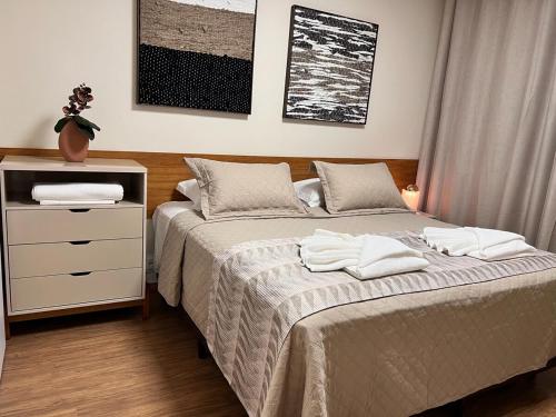 a bedroom with a bed with two towels on it at A melhor e mais perto do Expo SP Casa Terrea in Sao Paulo