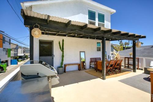 a backyard kitchen with a pergola and a grill at Private Venice Beach Loft - Steps to the Beach & Canals in Los Angeles
