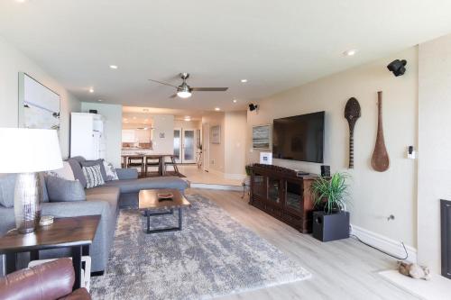 a living room with a couch and a tv at Relax & Renew - SONG8 in Solana Beach