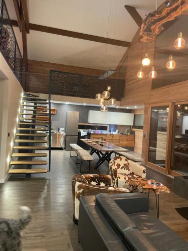 un salon avec un canapé et une table dans l'établissement Chalet Cristal II, aux Contamines-Montjoie