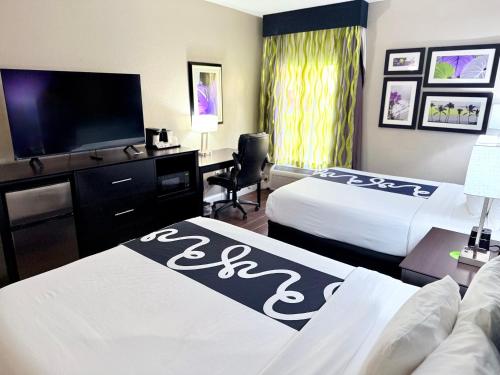 Un ou plusieurs lits dans un hébergement de l'établissement La Quinta by Wyndham Orlando Universal area - Free Shuttle to Universal