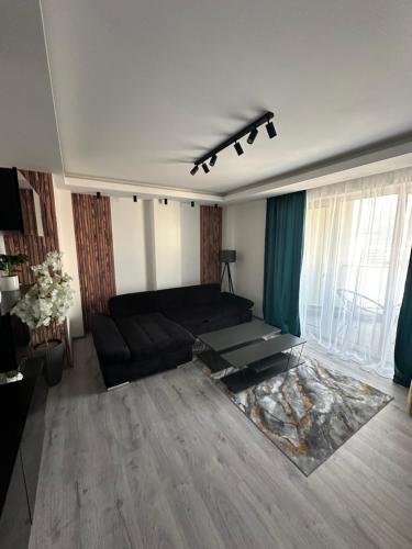 een woonkamer met een bank en een tafel bij Rezidențial 1 in Baia Mare