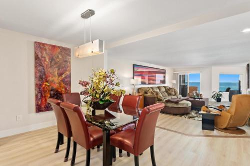 a living room with a table and chairs at Don't Worry Beach Happy SONG13 in Solana Beach