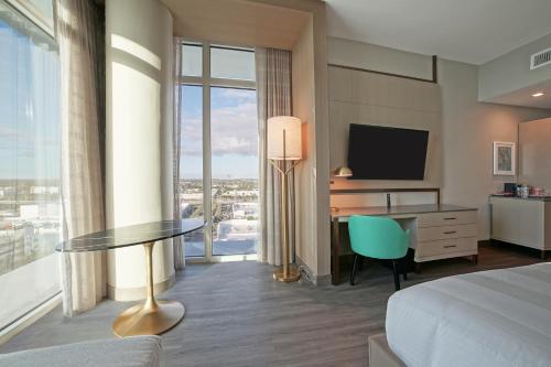 TV a/nebo společenská místnost v ubytování Marriott Fort Lauderdale Airport