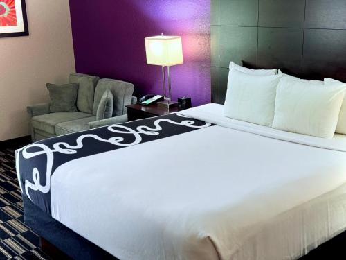 Un ou plusieurs lits dans un hébergement de l'établissement La Quinta by Wyndham Orlando Universal area - Free Shuttle to Universal
