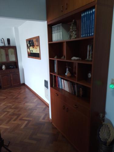 a room with a book shelf with books at Céntrico y confortable in Concepción del Uruguay
