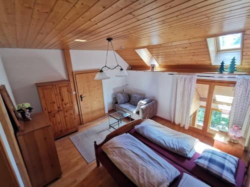 Una cama o camas en una habitación de Appartement bei Selbstversorger auf Kleinbauernhof