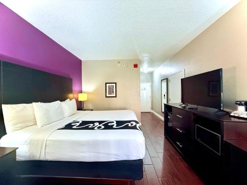 Télévision ou salle de divertissement dans l'établissement La Quinta by Wyndham Orlando Universal area - Free Shuttle to Universal